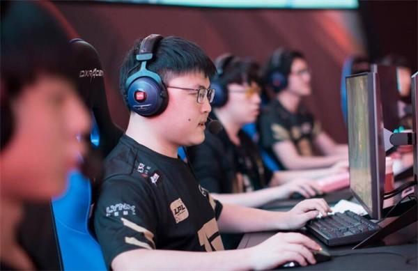 FPX教练压力巨大！，阿扎伦卡遭遇三持续失利再创辉煌时刻